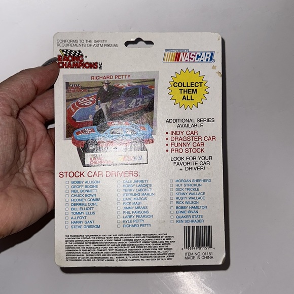 NASCAR racing champions Richard Petty #43 die cast StockCar with collectors card - Picture 4 of 4